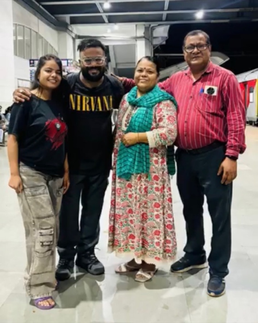 Abhishek with his mother, father and sister at Rani Kamlapati railway station